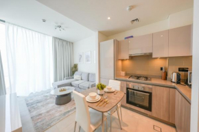 Bright Apartment With Panoramic CityScape Views
